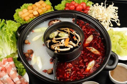 廣式火鍋與川渝火鍋搶風(fēng)頭，豬肚雞搶“鮮”機(jī)