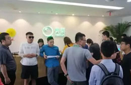 美菜網(wǎng)總部遭包圍，十余名縣域加盟商拉橫幅：還我血汗錢