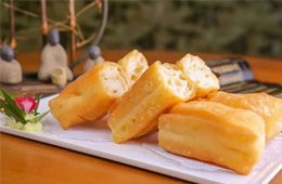 團餐、連鎖早餐、超市熟食區(qū)……生坯油條悄然“攻占”市場