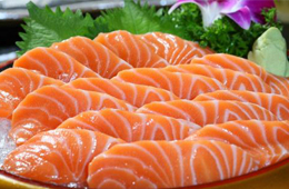 三文魚是怎么游進(jìn)新發(fā)地的？一塊“染毒”案板，撬開它背后的產(chǎn)業(yè)鏈