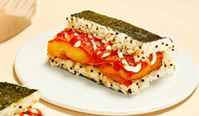 奧爾良雞肉搭配三色藜麥，這樣創(chuàng)新的大塊飯團(tuán)才可以大賣(mài)