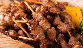 食尚是個(gè)輪回？迷你肉串走紅，東方甄選、大莊園、大希地、皓月等集體“擼小串”